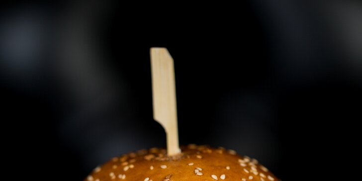 Burger podle výběru s domácími hranolky nebo cibulovými kroužky pro 1 či 2
