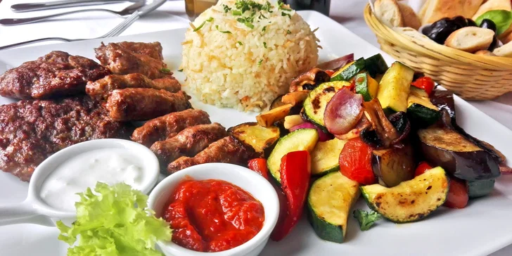 Balkánské speciality pro dva: pleskavica, čevabčiči a grilovaná zelenina