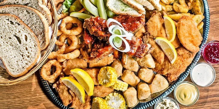 Prkno plné dobrot až pro 4 jedlíky: řízečky, žebírka i smažené sýry