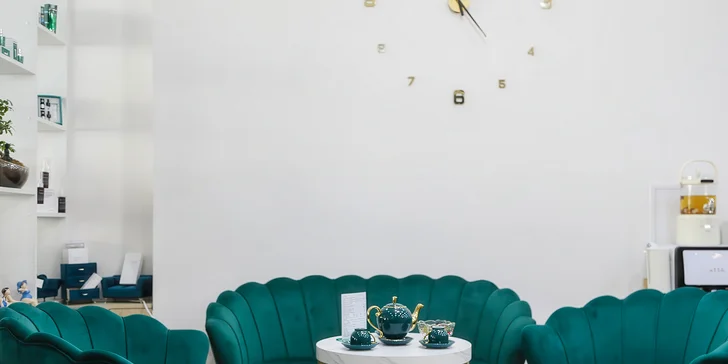 Salon se nachází cca 40 metrů od zastávky Koh-i-noor.
