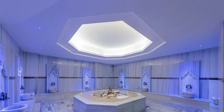 Nechybí ani sauna, pára a turecká lázeň. 