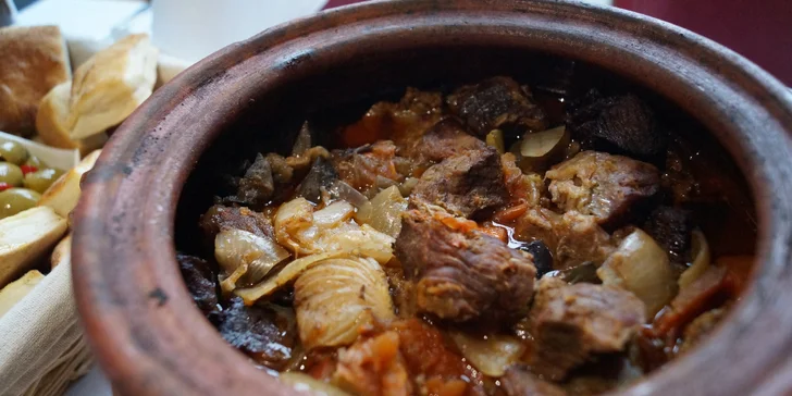 1 kg jehněčího a ragú ze zeleniny pro 4–6 os.: masíčko poctivě pečené 12 h
