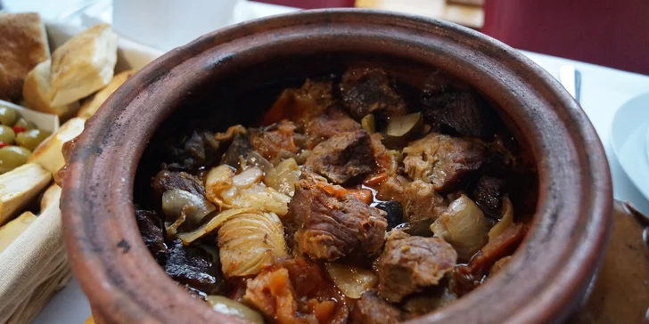 1 kg jehněčího a ragú ze zeleniny pro 4–6 os.: masíčko poctivě pečené 12 h