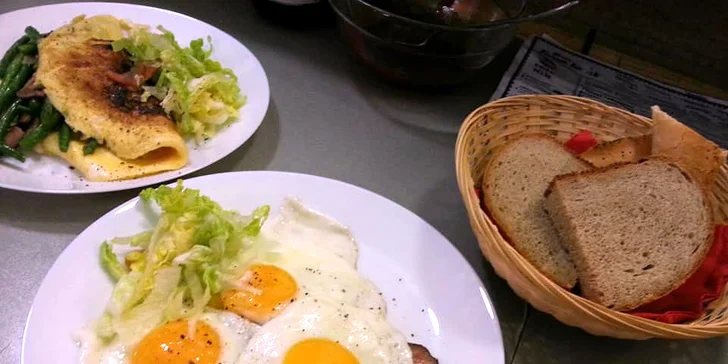 Snídaně podle výběru, čerstvý džus a káva pro 2: vafle, vejce, toasty i burger