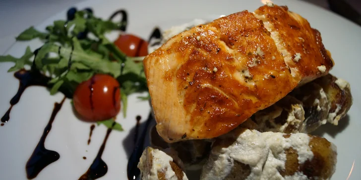 4chodové menu: tatarák z lososa nebo mušle, mořská ryba, tiramisu i víno