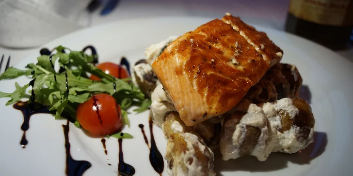 4chodové menu: tatarák z lososa nebo mušle, mořská ryba, tiramisu i víno