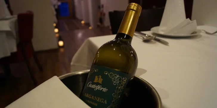 4chodové menu: tatarák z lososa nebo mušle, mořská ryba, tiramisu i víno