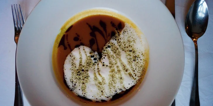 4chodové menu: tatarák z lososa nebo mušle, mořská ryba, tiramisu i víno