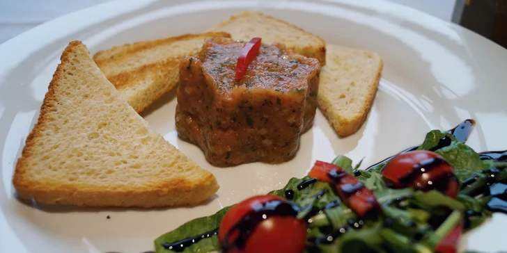 4chodové menu: tatarák z lososa nebo mušle, mořská ryba, tiramisu i víno