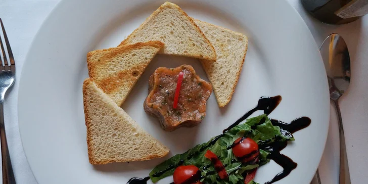 4chodové menu: tatarák z lososa nebo mušle, mořská ryba, tiramisu i víno