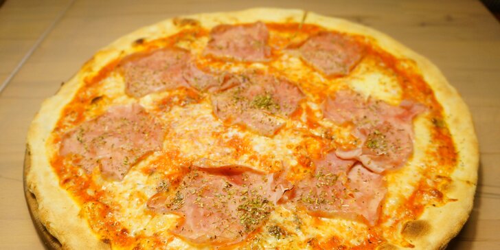 Zajděte na pizzu s průměrem 40 cm: šunková, salámová, 4 druhy sýra a další