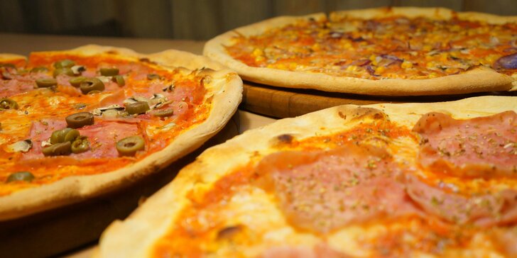 Zajděte na pizzu s průměrem 40 cm: šunková, salámová, 4 druhy sýra a další