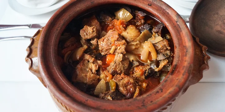 1 kg jehněčího a ragú ze zeleniny pro 4–6 os.: masíčko poctivě pečené 12 h