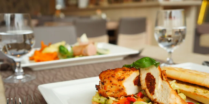 4chodové menu pro 2: polévka, panenka sous vide nebo kuřecí steak, dezert