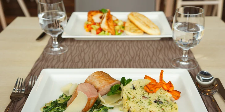 4chodové menu pro 2: polévka, panenka sous vide nebo kuřecí steak, dezert