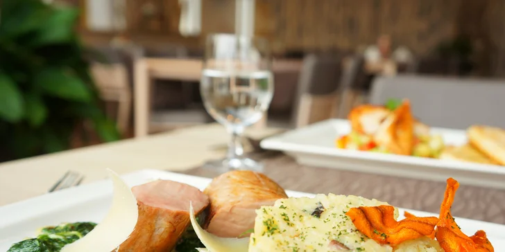 4chodové menu pro 2: polévka, panenka sous vide nebo kuřecí steak, dezert