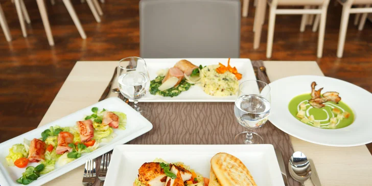4chodové menu pro 2: polévka, panenka sous vide nebo kuřecí steak, dezert