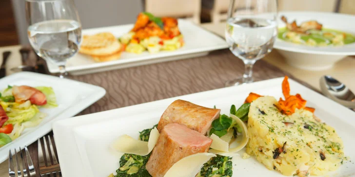 4chodové menu pro 2: polévka, panenka sous vide nebo kuřecí steak, dezert