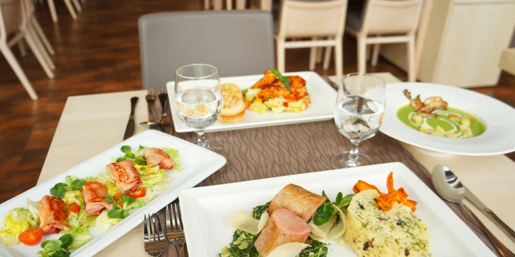 4chodové menu pro 2: polévka, panenka sous vide nebo kuřecí steak, dezert