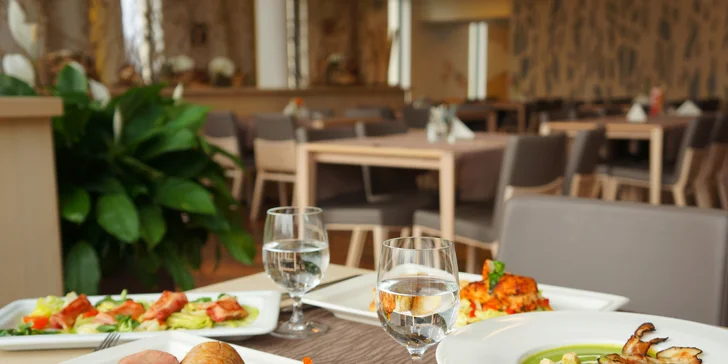 4chodové menu pro 2: polévka, panenka sous vide nebo kuřecí steak, dezert