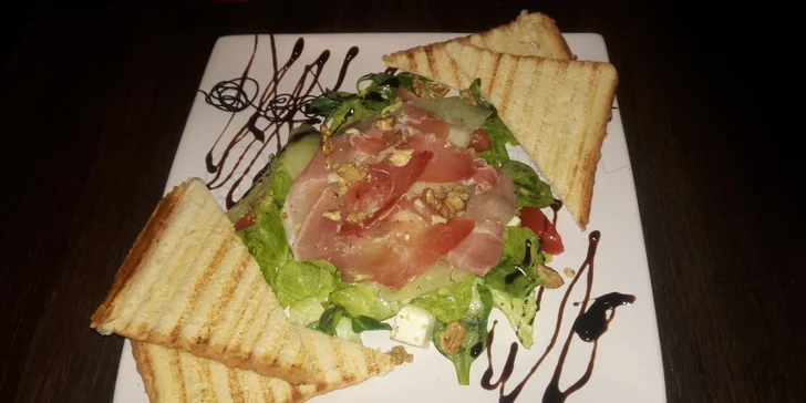 Zdravé obědové menu: salát dle výběru, káva nebo dom. limonáda a zákusek