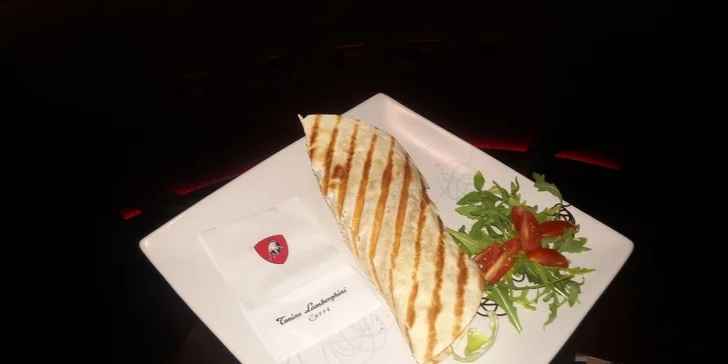 Zdravé obědové menu: salát dle výběru, káva nebo dom. limonáda a zákusek