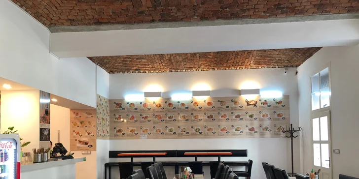 Asijské menu s polévkou Pho nebo restovaným masem s nudlemi/rýží