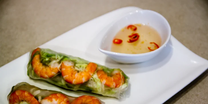 Asijské menu s polévkou Pho nebo restovaným masem s nudlemi/rýží
