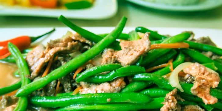 Asijské menu s polévkou Pho nebo restovaným masem s nudlemi/rýží