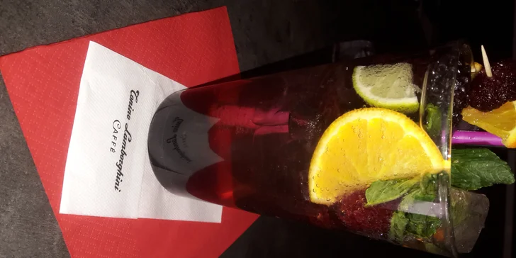 Zdravé obědové menu: salát dle výběru, káva nebo dom. limonáda a zákusek