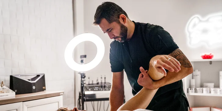 Masáž chodidel a lýtek kombinuje ruční masáž a elektrostimulaci.