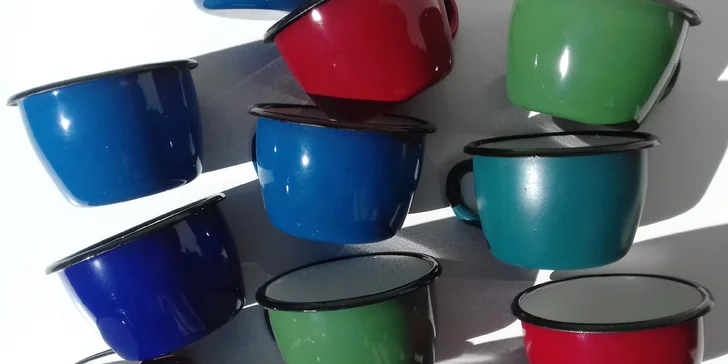 Váš hrneček, vaše fantazie: malování na barevný smaltovaný plecháček