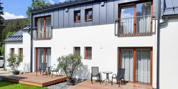V nově zrekonstruovaném domě najdete pokoje, studia i apartmány až pro 6 osob. 