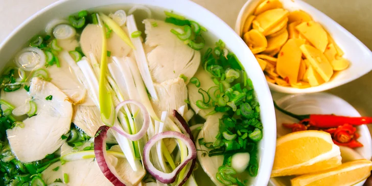 Asijské menu s polévkou Pho nebo restovaným masem s nudlemi/rýží