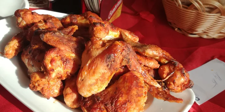 Bašta, při které vzlétnete: 1 nebo 2 kg grilovaných křídel s pečivem