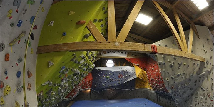 Kurzy lezení na horolezecké stěně či boulderu: 1,5 i 6 hod. s trenérem