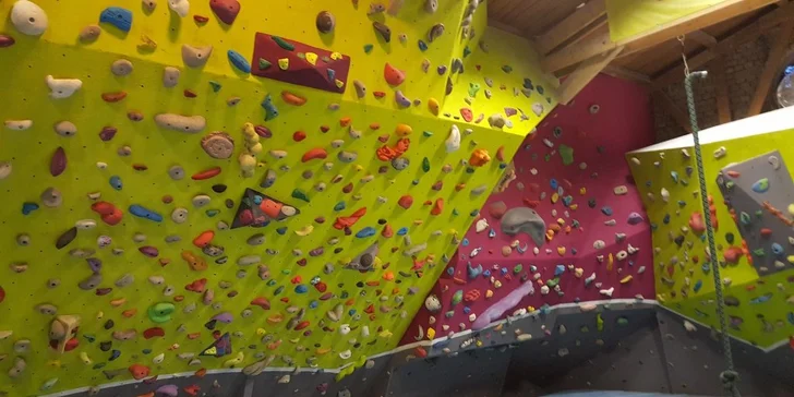 Kurzy lezení na horolezecké stěně či boulderu: 1,5 i 6 hod. s trenérem