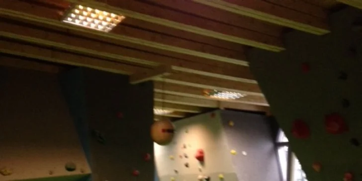 Kurzy lezení na horolezecké stěně či boulderu: 1,5 i 6 hod. s trenérem