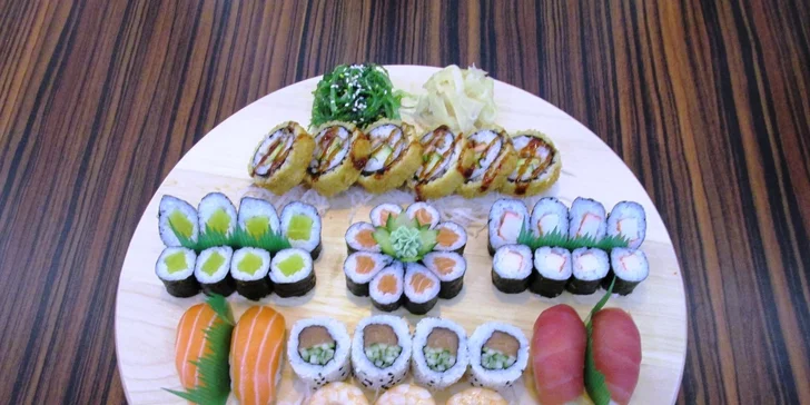 44 kousků sushi: sake maki, ebi kushiyaki i italian roll + sushi salát a wasabi