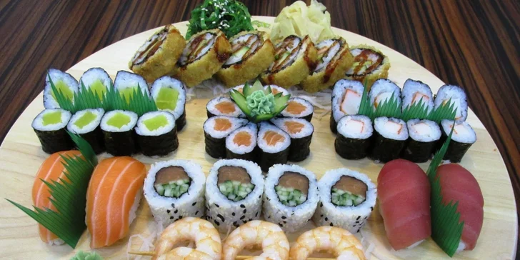 44 kousků sushi: sake maki, ebi kushiyaki i italian roll + sushi salát a wasabi
