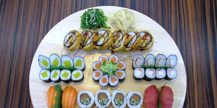 44 kousků sushi: sake maki, ebi kushiyaki i italian roll + sushi salát a wasabi