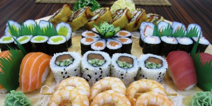 44 kousků sushi: sake maki, ebi kushiyaki i italian roll + sushi salát a wasabi