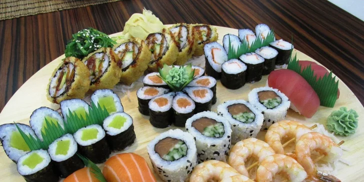 44 kousků sushi: sake maki, ebi kushiyaki i italian roll + sushi salát a wasabi