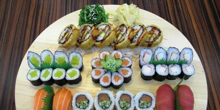 44 kousků sushi: sake maki, ebi kushiyaki i italian roll + sushi salát a wasabi