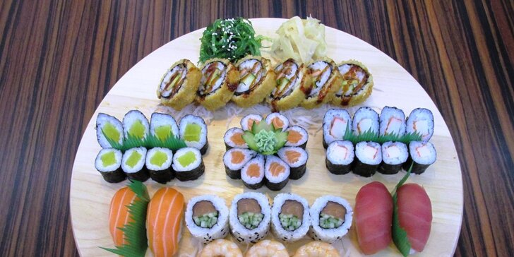 44 kousků sushi: sake maki, ebi kushiyaki i italian roll + sushi salát a wasabi