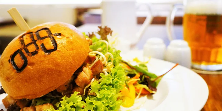 Trhaný vepřový bůček v domácí bulce a jarní salátek v restauraci Sborovna