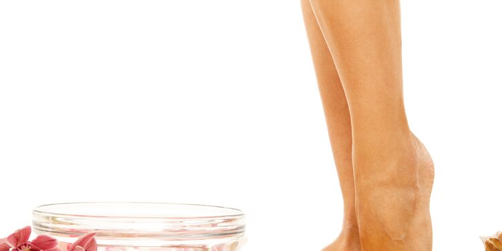 Péče o nehty: Wellness mokrá pedikúra pro dokonalé nohy i s lakováním