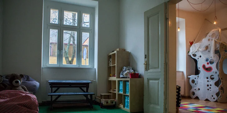 Kafe a dortík pro rodiče, mošt a zákusek pro děti + velká herna plná hraček