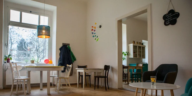 Kafe a dortík pro rodiče, mošt a zákusek pro děti + velká herna plná hraček