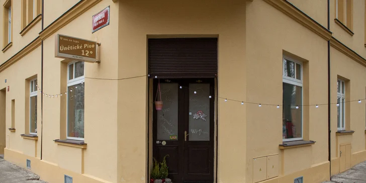 Kafe a dortík pro rodiče, mošt a zákusek pro děti + velká herna plná hraček